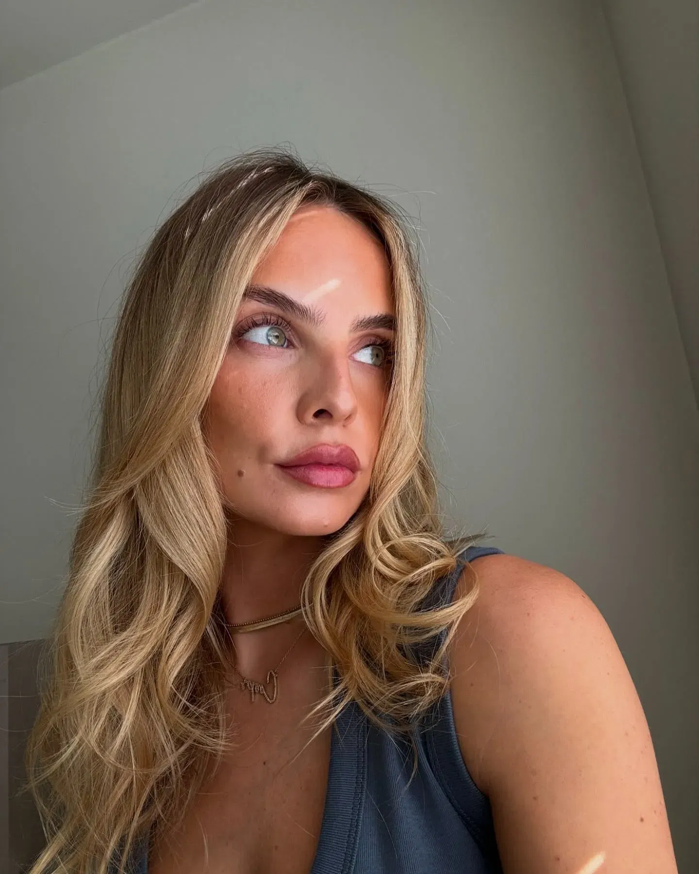 'Toasty Glam' – La Tendencia de Maquillaje Estival con un Brillo Cálido